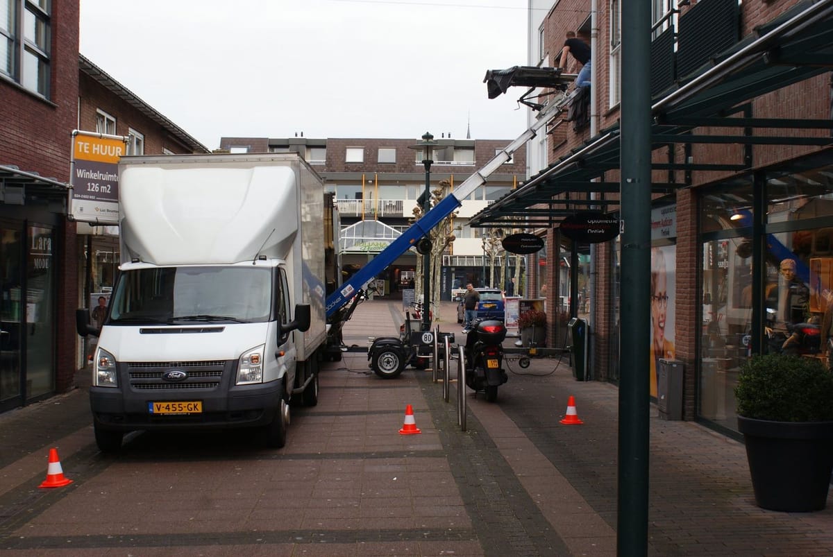 Verhuiswagen en verhuislift van Flo-Rent in een winkelstraat