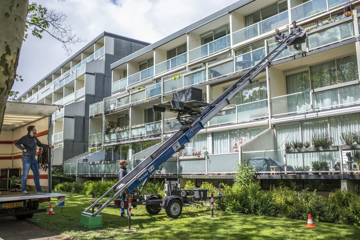 Verhuislift van Flo-Rent tegen een appartementencomplex in de omgeving Arnhem