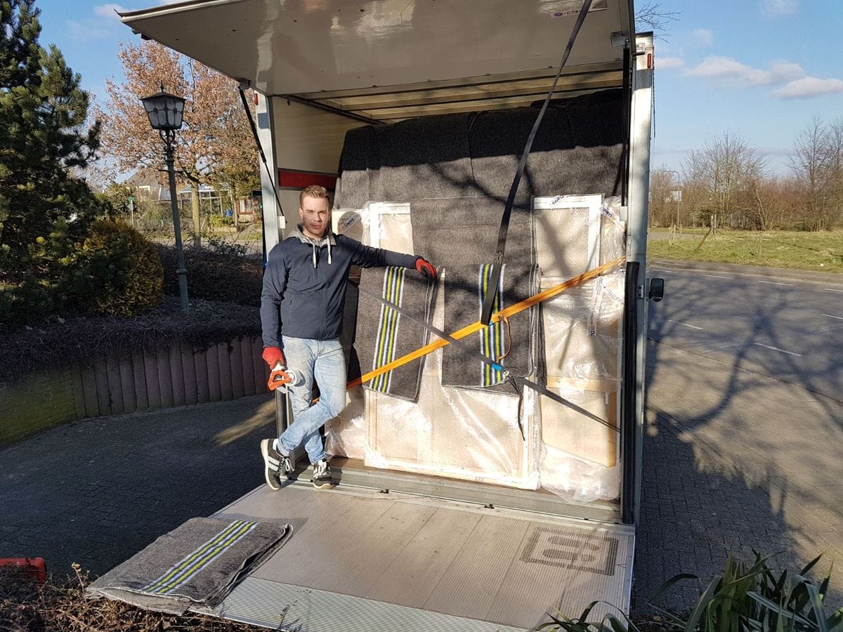 Verhuizer van Flo-Rent bij een ingeladen verhuiswagen